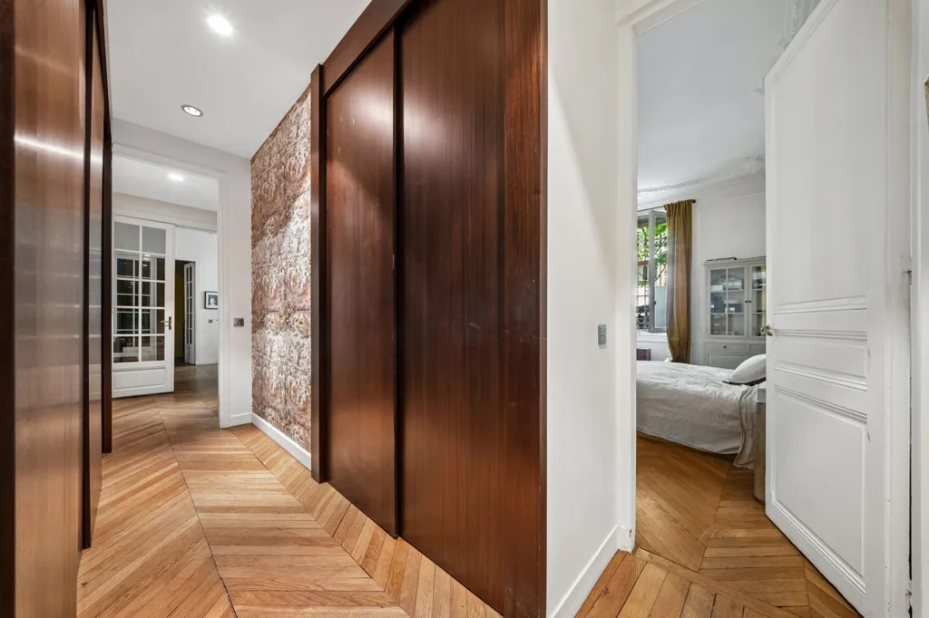 Esik - Haussmannian Flat with Eiffel Tower View in Champs-de-Mars