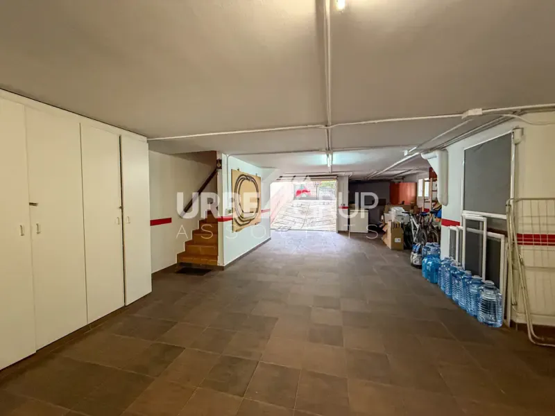 Garaaž - Detached Corner House with Multiple Terraces in Martorell