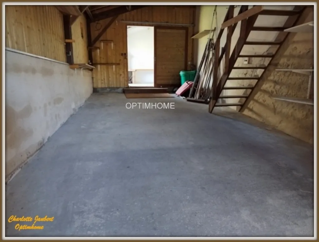 Garage - Maison en Pierre avec Jardin à Chalais