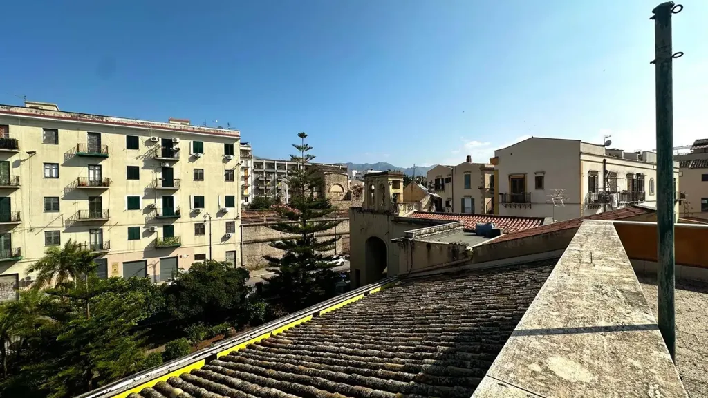 Balcon - 9-Room Apartment in Palermo's Historic Centre