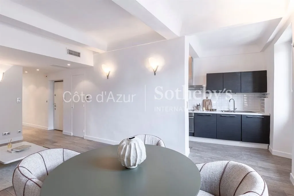 Söögituba - Luxury Apartment with Balcony in Nice Golden Square