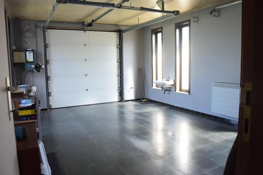 Garage - Villa avec Terrasse et 4 Façades à Proximité