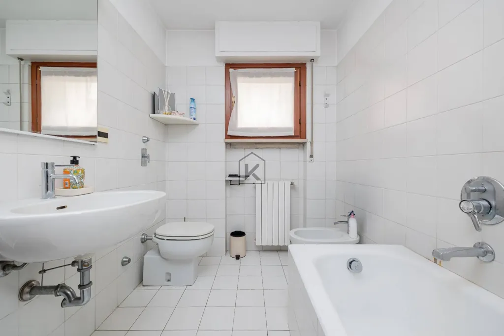 Bathrooms - Luxury Villa with Private Garden in Milan