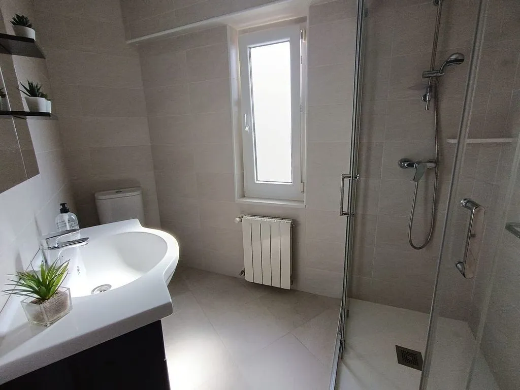 Salles de bain - Apartment with Balcony in El Parque, Torrelavega