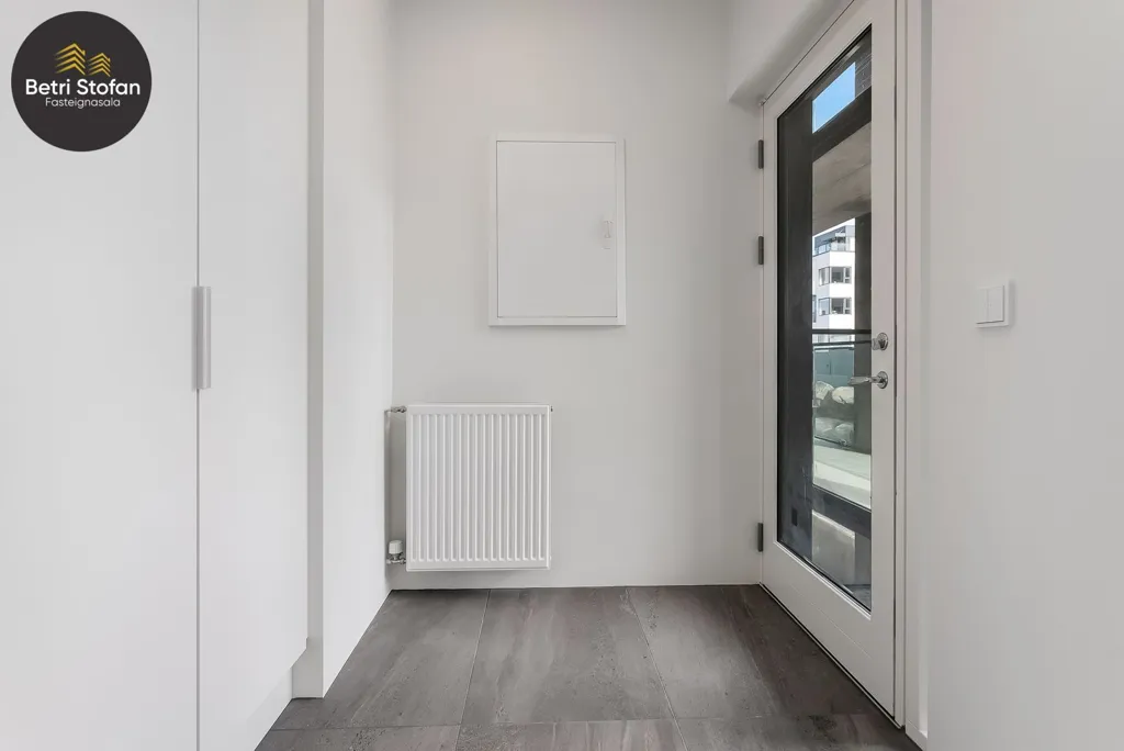 Entrée - Modern Apartment with Garden in Garðabær