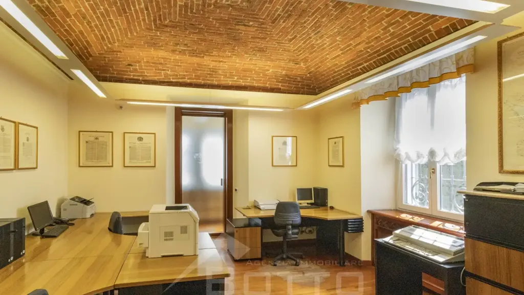 Bureau - Historic Villa with Central Location in Grignasco
