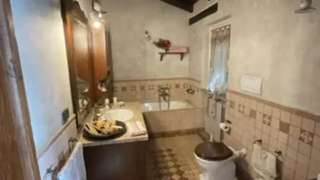 Salles de bain - Rustic Villa with Portico in Tortona