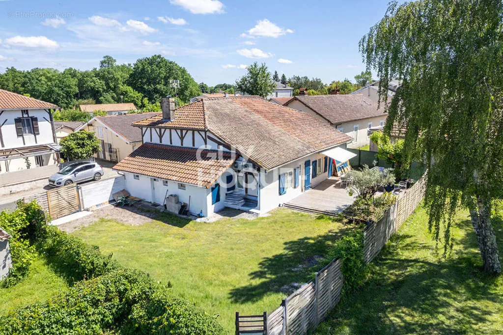 Õhuvaade - Charming Village House with Terraced Garden