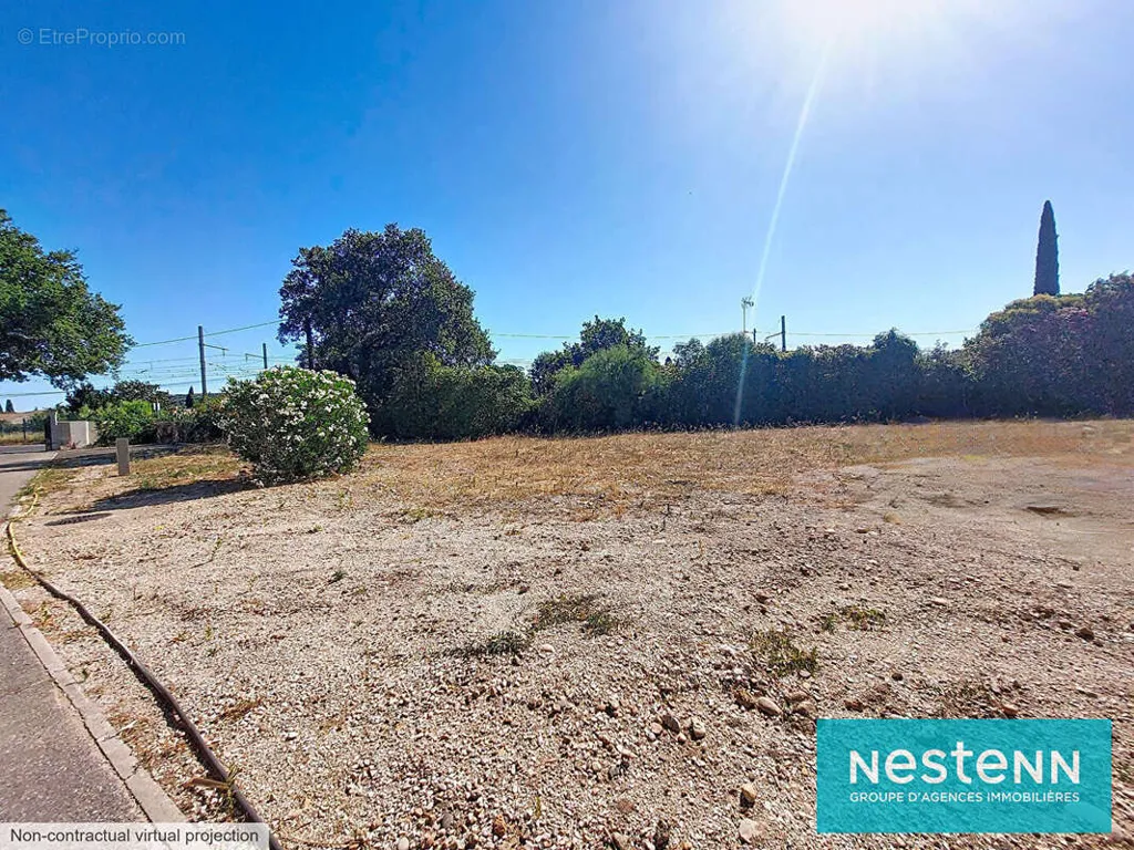 Aed - Viabilised Plot with Parking in Istres