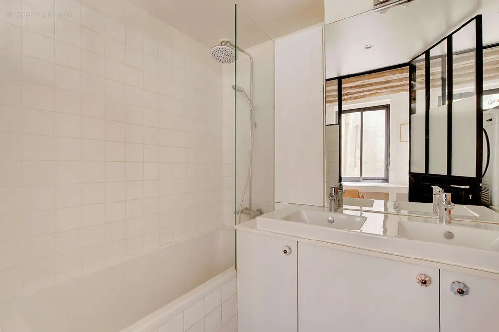 Salles de bain - Appartement T3 avec Beaux Volumes dans Quartier Recherché
