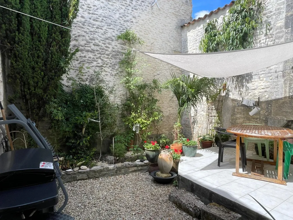 Giardino - Charming Townhouse with Courtyard in Cognac