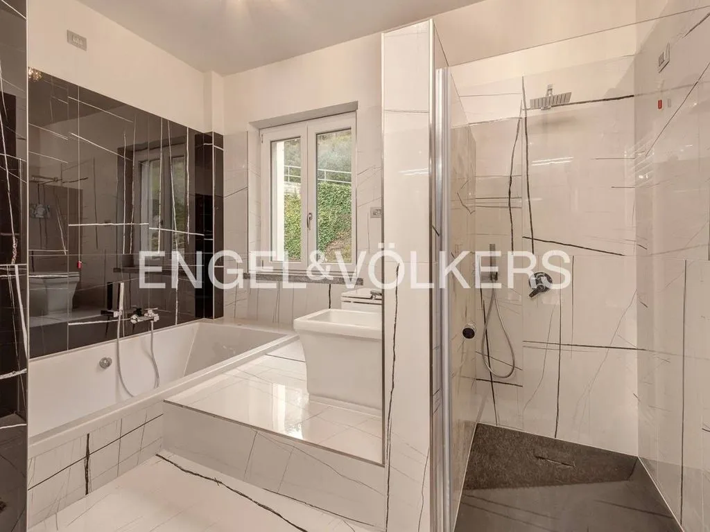Vannitoad - Luxury Villa with Infinity Pool in Erba, Lombardy