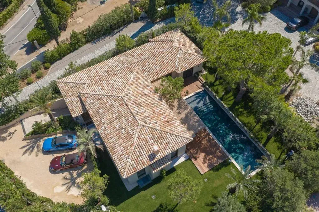 Vue aérienne - Villa Luxueuse avec Piscine à Saint-Tropez