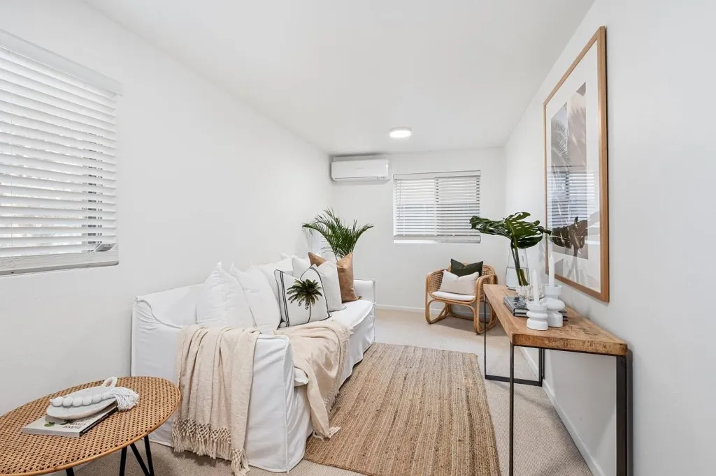 Living Room - 2-Bedroom Apartment with Balcony in Puteaux