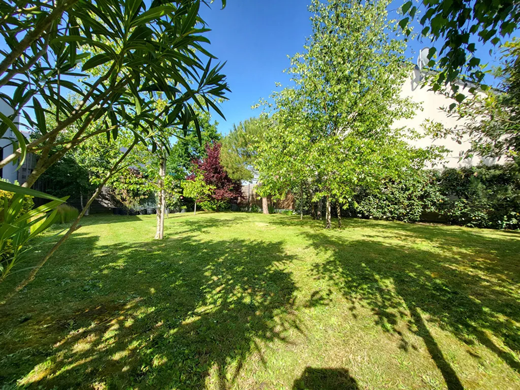 Jardin - Maison Moderne avec Jardin au Centre-Ville