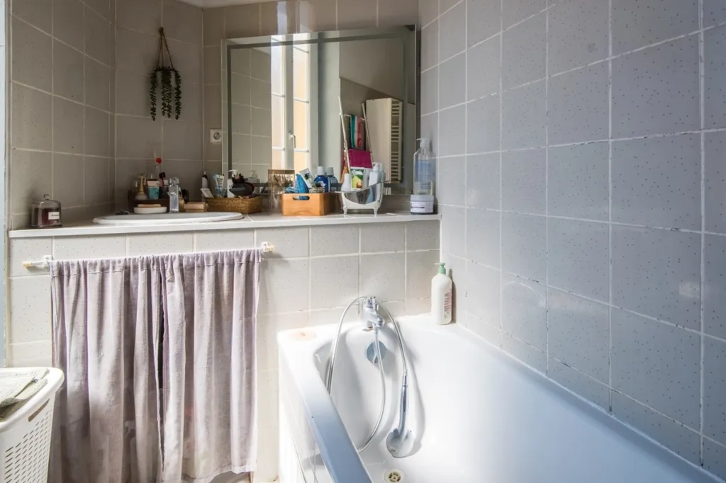 Bathrooms - 3-Bedroom Apartment with Balcony in Nice Port