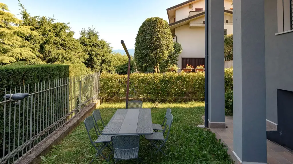 Terrass - Luxury Villa with Private Garden in Cantù