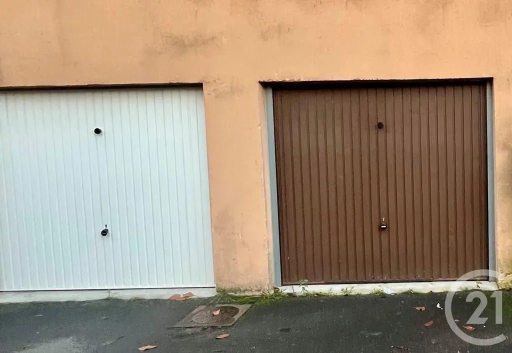 Extérieur - Box de Parking dans Résidence Calme à Courcouronnes