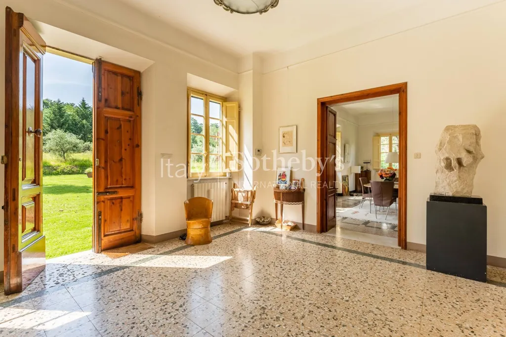 Esik - Historic Villa with Pool near Lucca