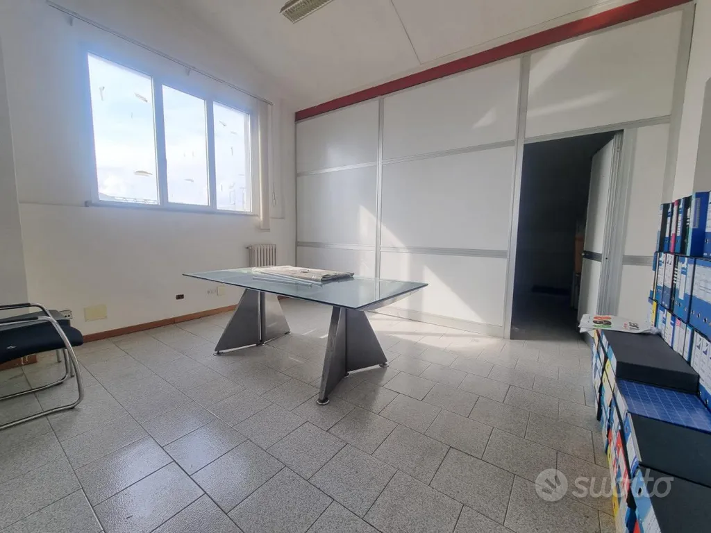 Bureau - Industrial Warehouse with Parking in Pistoia