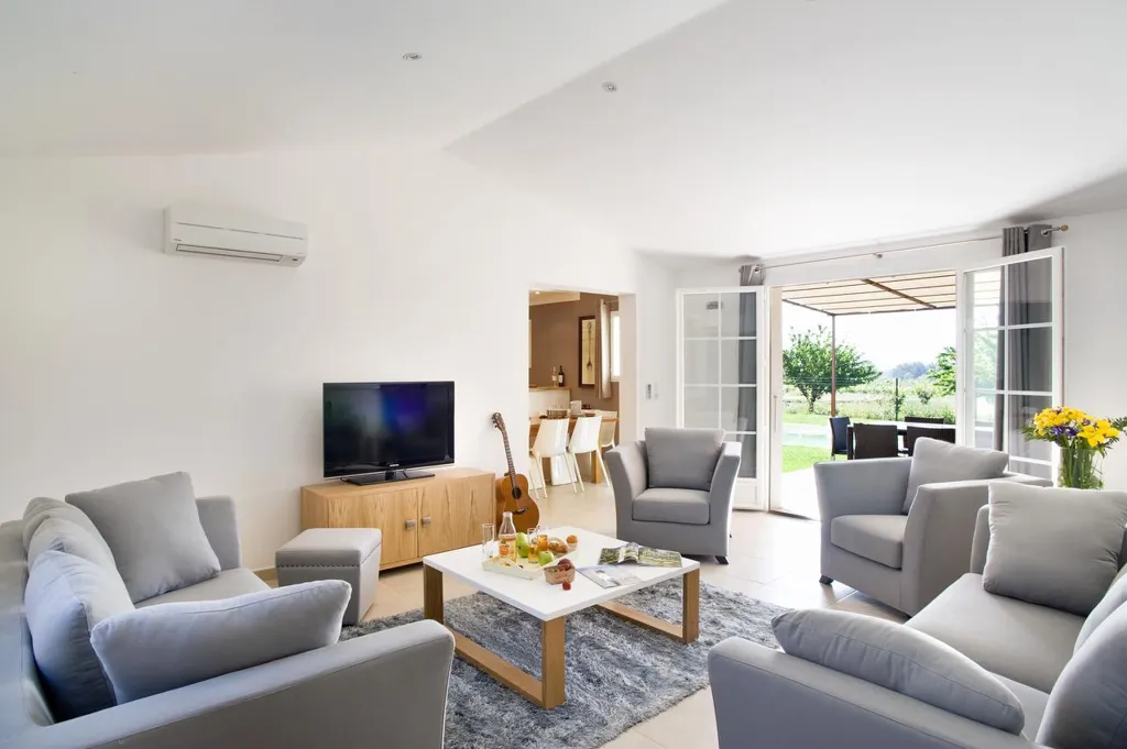 Séjour - Villa Récemment Construite avec Piscine près du Village