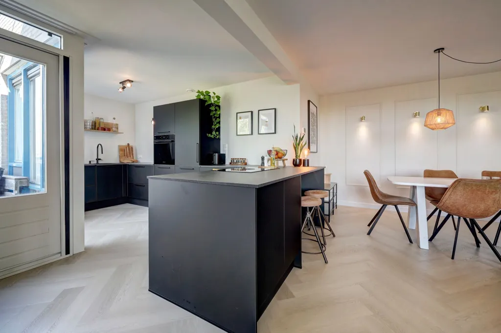 Cucina - Modernised 3-Bedroom Apartment with Balcony in Westerpark