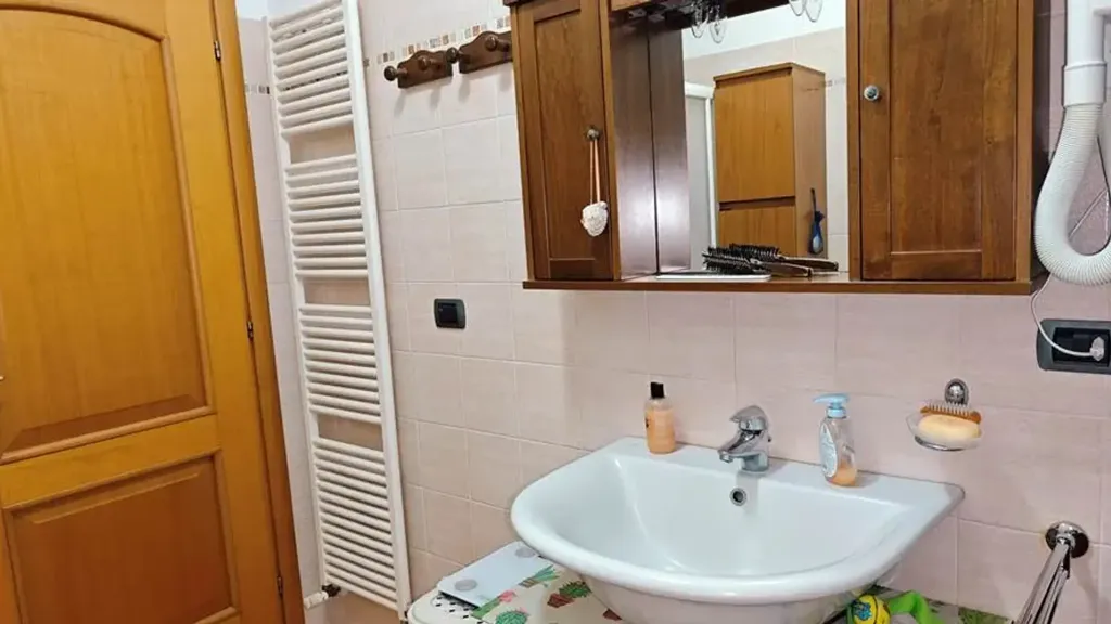 Bathrooms - Villa with Pool and Garden in Correggio