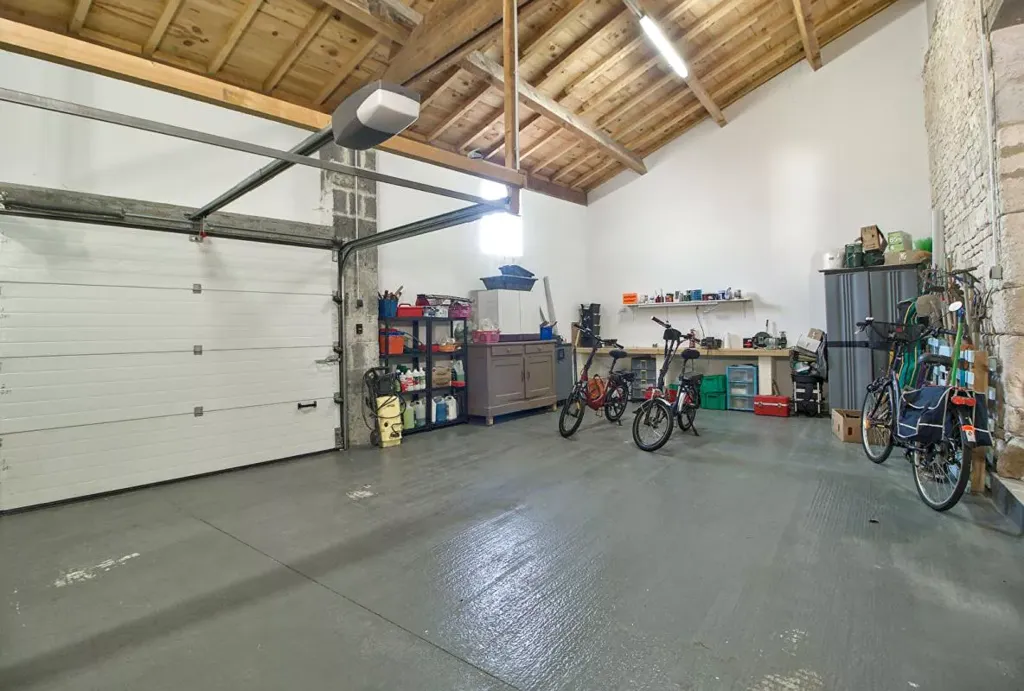 Garage - Maison avec Jardin et Garage à Les Magnils Reigniers