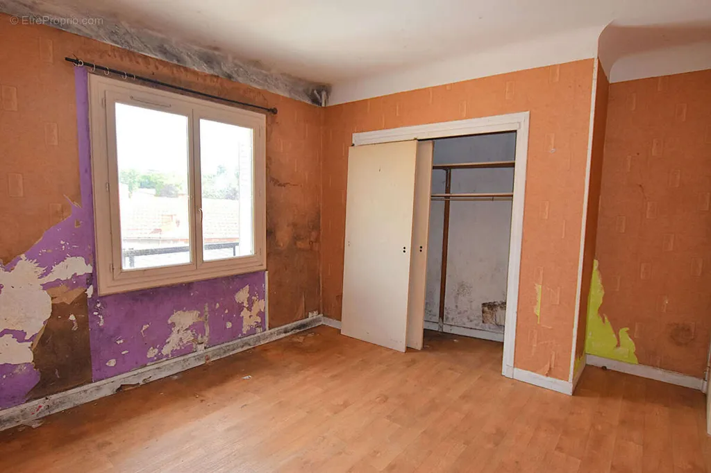 Rooms - Apartment with Potential in Lapalisse Centre