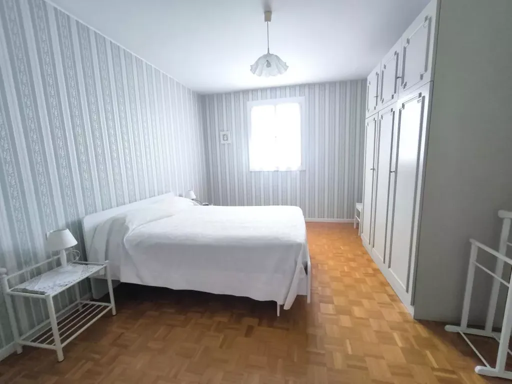 Chambres - Maison avec Terrasse et Garage à Lons