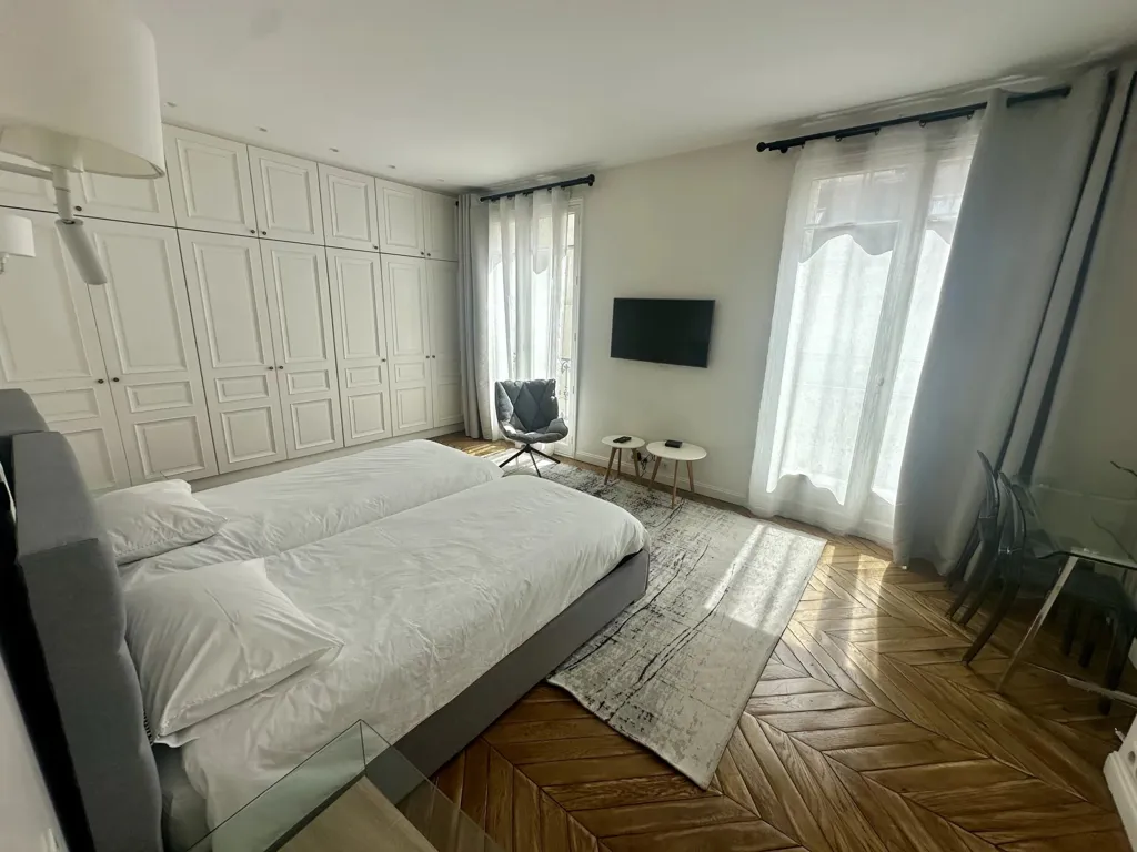 Chambres - Appartement Meublé avec Balcon à Paris 8ᵉ