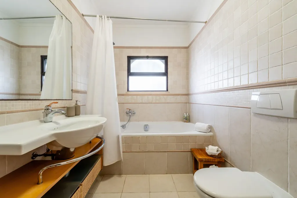 Bathrooms - Sea View Villa with Pool in Alvor