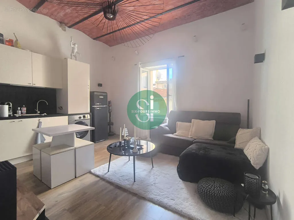 Séjour - Appartement Rénové avec Climatisation à Bandol