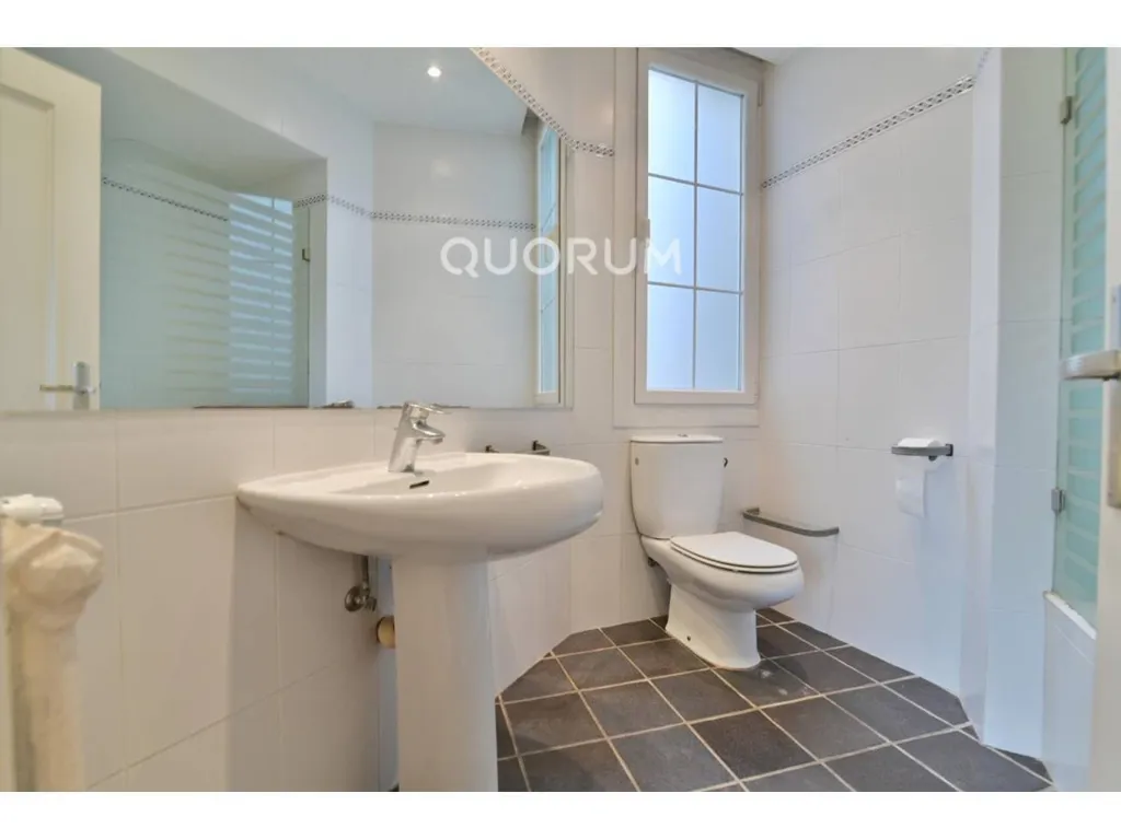 Salles de bain - Señorial Flat with Park Views in Abando, Bilbao