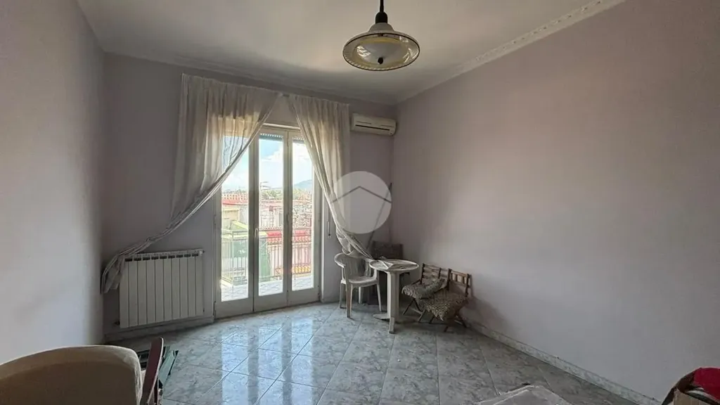Bureau - 3-Bedroom Apartment with Balcony in Naples