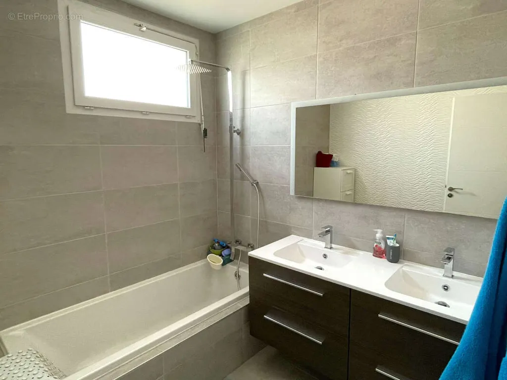 Salles de bain - Maison Contemporaine avec Piscine à Saint-Priest