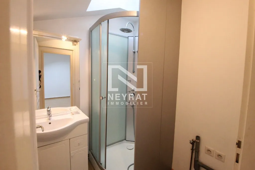 Vannitoad - 2-Bedroom Flat with City Centre Proximity in Louhans