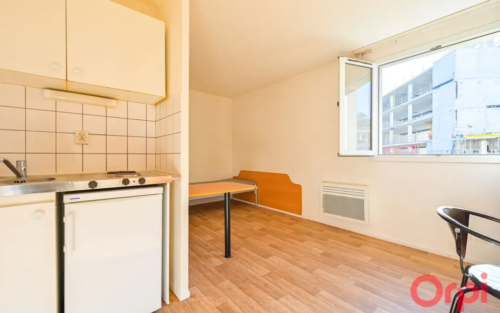 Kitchen - Studio with Balcony in Paris 20ème