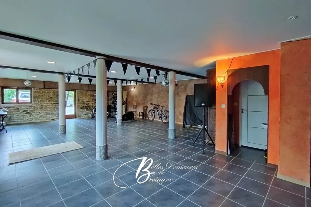 Garage - Propriété avec Trois Longères et Piscine à Ria d'Etel