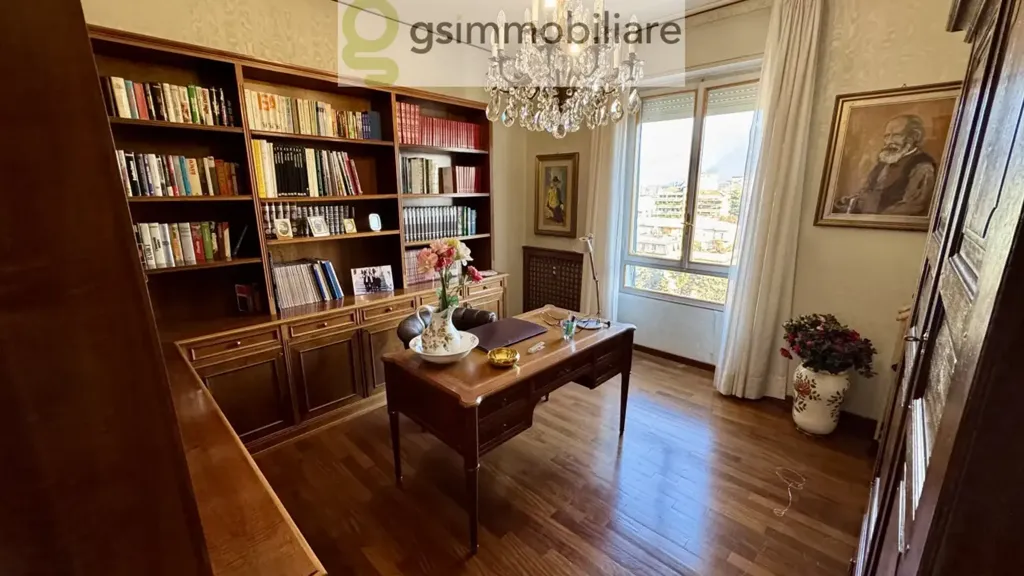 Office - Spacious Penthouse with Triple Exposure in Brescia