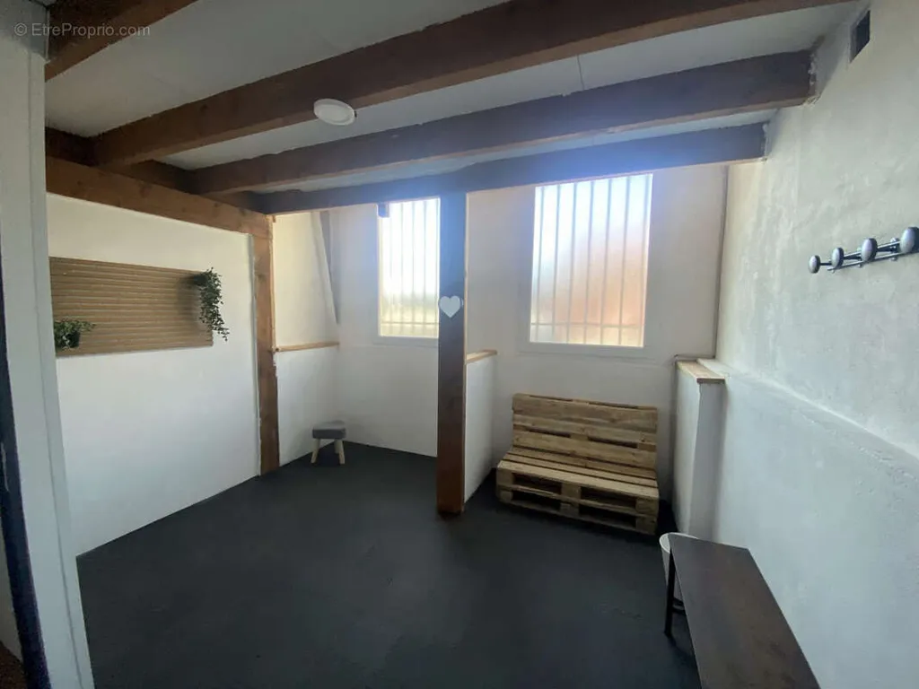 5-toaline ärihoone asukohas Craponne-Sur-Arzon