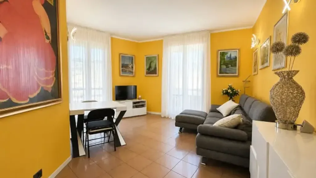 Elutuba - Bright Trilocale with Balcony in Milan
