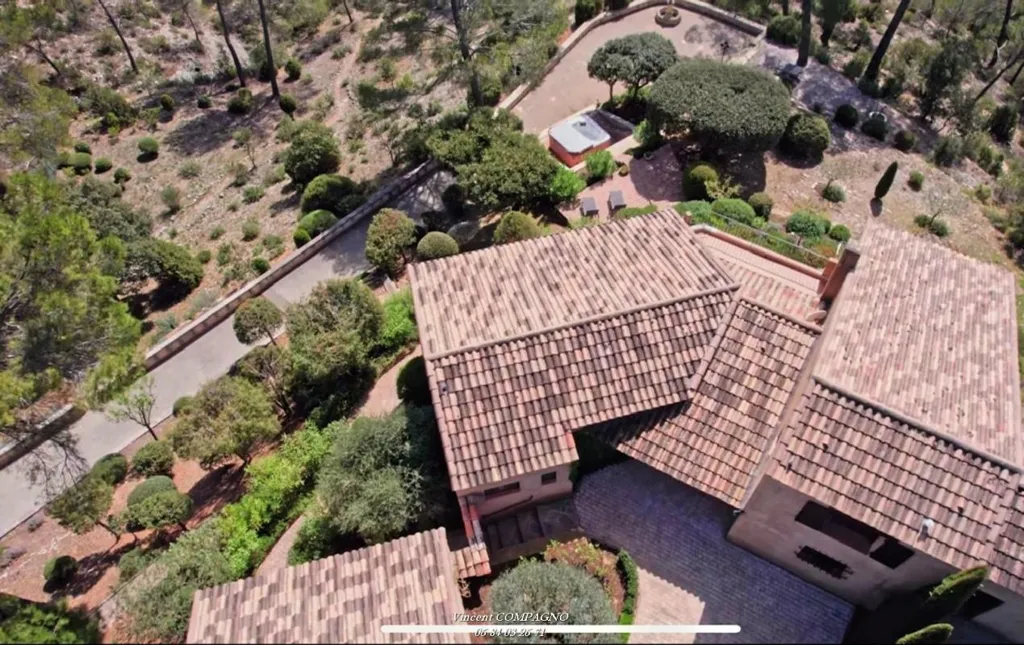 Vue aérienne - Villa pied dans l'eau avec port privé près du lac d'Esparron