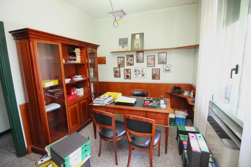 Kabinet - Office with Parking in Central Lainate