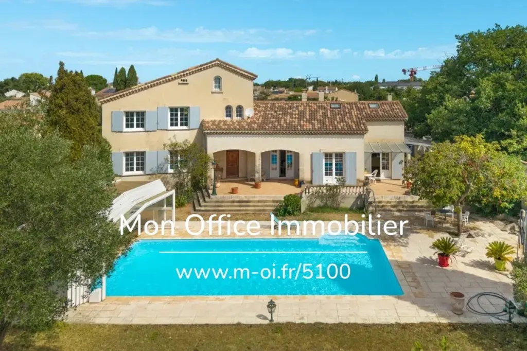 Õhuvaade - 1970s House with Covered Pool in Istres