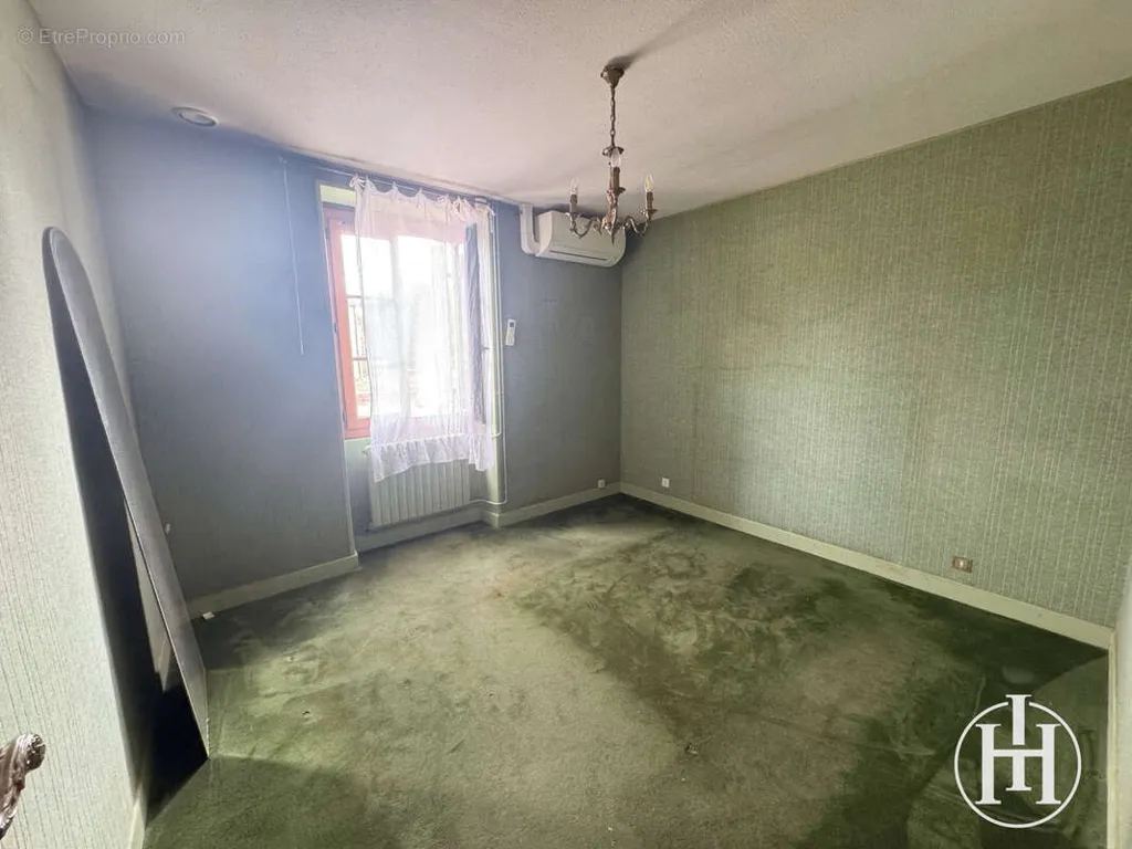 Toad - Renovatable House with Garden in La Celle