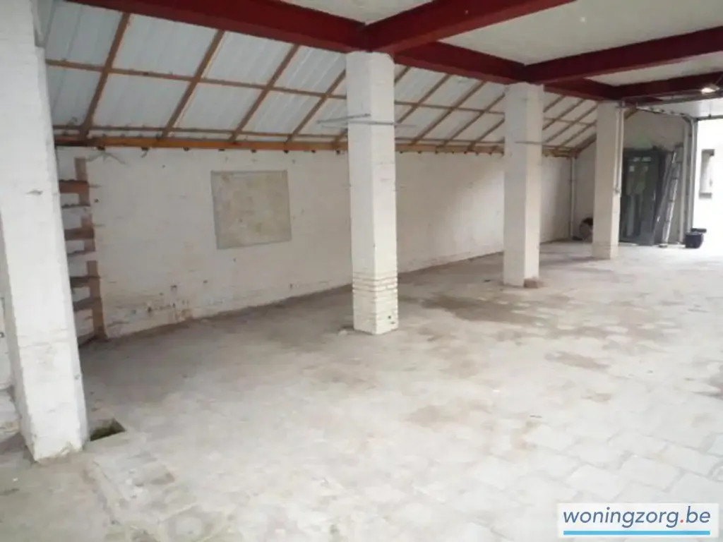 Garage - Magasin Spacieux avec Porte Sectionnelle à Malines