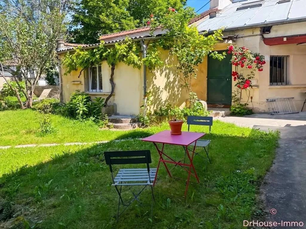 Garden - 2-Bedroom Apartment with Balcony in Dijon