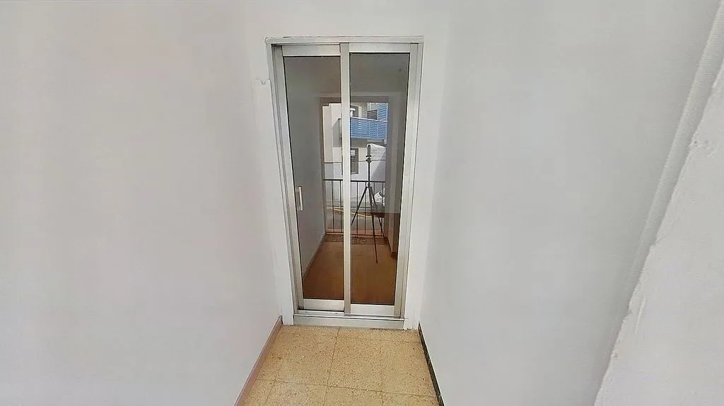 Esik - Three-Bedroom Flat with Metro Access in Verdun
