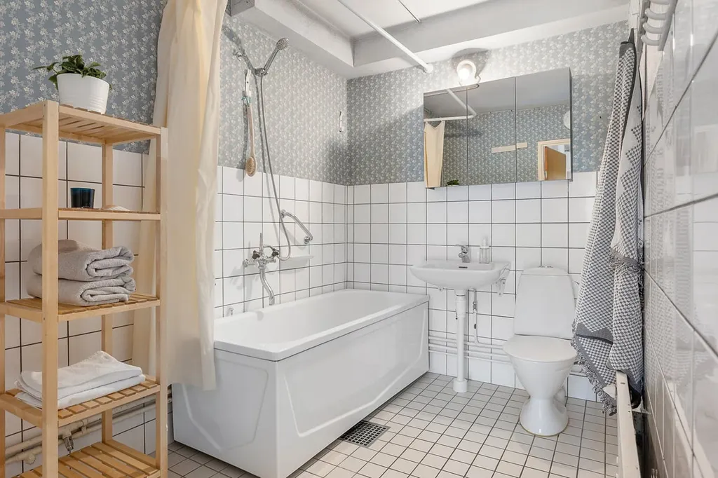Vannitoad - Apartment with West-Facing Glass Balcony in Malmö
